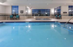 Waite ParkHilton Garden Inn St. Cloud, Mn的蓝色海水大型游泳池