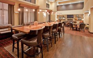 阿伯丁阿伯丁希尔顿恒庭旅馆&套房酒店的大型用餐室配有长桌和椅子