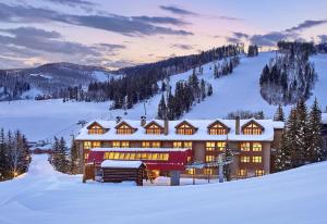 比弗河The Osprey at Beaver Creek, a RockResort的雪中大建筑,有雪覆盖