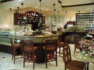 托伦斯托兰斯-南湾希尔顿逸林酒店的餐厅设有酒吧、椅子和柜台