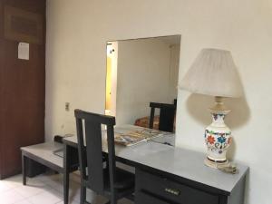 阿卡普尔科Hotel las hamacas的一张带台灯和镜子的桌子