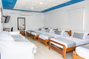科罗萨尔Hotel Corozal Plaza的带四张床和镜子的客房