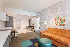 印第安纳波利斯Home 2 Suites By Hilton Indianapolis Northwest的客厅配有沙发和桌子