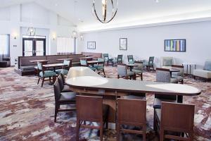 兰开斯特Homewood Suites Lancaster的一间设有桌椅的用餐室和一间大房间