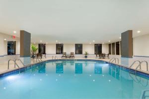 诺克罗斯Hampton Inn Norcross的蓝色水的酒店的大型游泳池