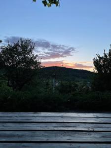 SłopniceWoźniówka pod Mogielicą的山丘上树木和田野的日落
