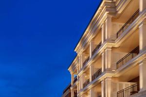 富兰克林The Harpeth Downtown Franklin, Curio Collection by Hilton的带阳台的蓝色天空建筑