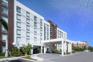 达尼亚滩Home2 Suites By Hilton Ft. Lauderdale Airport-Cruise Port的白色建筑的 ⁇ 染酒店