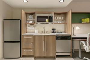 尚蒂伊Home2 Suites By Hilton Chantilly Dulles Airport的厨房配有冰箱和水槽