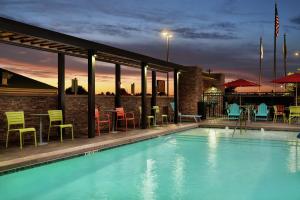 马斯科吉Home2 Suites By Hilton Muskogee的屋顶游泳池配有桌椅