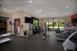 马斯科吉Home2 Suites By Hilton Muskogee的一间健身房,里面配有跑步机和机器