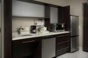 马斯科吉Home2 Suites By Hilton Muskogee的厨房配有水槽和微波炉