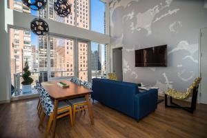 纽约伯尼克酒店纽约市 - 希尔顿Tapestry精品的客厅配有蓝色的沙发和桌子