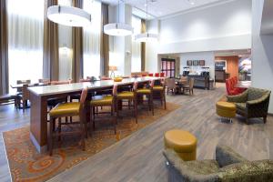 佩吉鲍威尔湖汉普顿套房酒店的大型用餐室配有大桌子和椅子