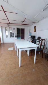 科皮亚波Residencial familiar El Valle的一张大白桌子,放在带椅子的房间