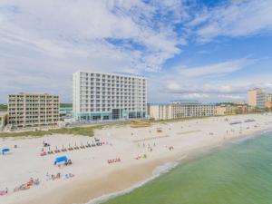 巴拿马城海滩Hampton Inn & Suites Panama City Beach-Beachfront的享有海滩的空中景色,拥有人员和建筑