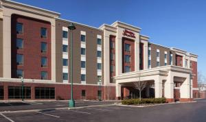 West HomesteadHampton Inn & Suites Pittsburgh Waterfront West Homestead的一座大型建筑,前面设有停车场