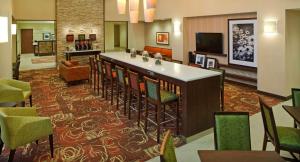 West HomesteadHampton Inn & Suites Pittsburgh Waterfront West Homestead的酒店大堂设有酒吧和椅子