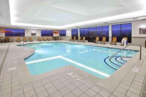 莫米南托莱多莫米希尔顿恒庭酒店的在酒店房间的一个大型游泳池
