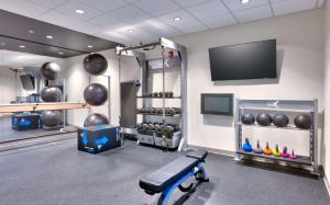圣乔治Tru By Hilton St. George的健身房设有长凳和平面电视。