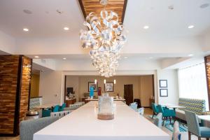 阿布西肯Hampton Inn Atlantic City/Absecon, NJ的一间用餐室,配有一张白色的大桌子和椅子
