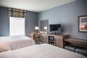 阿布西肯Hampton Inn Atlantic City/Absecon, NJ的酒店客房设有两张床和一台平面电视。