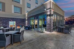 峡谷城Hampton Inn & Suites Canyon, Tx的大楼前设有桌椅的餐厅