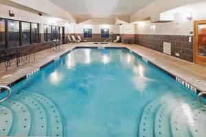 杜马杜马斯希尔顿恒庭旅馆&套房酒店的大楼内一个蓝色的大型游泳池