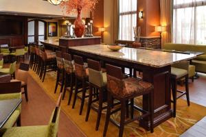 默里迪恩博伊西子午线汉普顿套房旅馆的餐厅内的大型酒吧,配有桌椅
