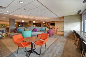 阿默斯特Home2 Suites By Hilton Amherst Buffalo的大堂配有沙发和桌椅