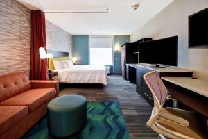 阿默斯特Home2 Suites By Hilton Amherst Buffalo的酒店客房,配有床和电视