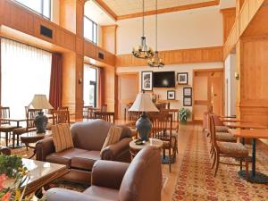 布法罗布法罗汉普顿套房酒店的客厅配有沙发和椅子