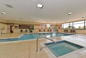 布法罗布法罗汉普顿套房酒店的一座带游泳池的大建筑中的游泳池