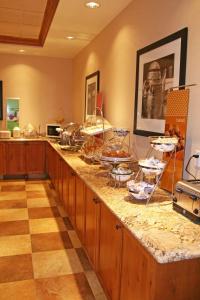 布法罗布法罗汉普顿套房酒店的厨房配有带食物的柜台