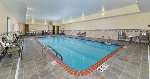 Clinton克林顿汉普顿汽车旅馆的酒店的大型游泳池配有桌椅