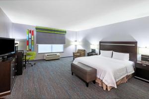 利格城休斯顿/利格城汉普顿套房酒店的配有一张床和一台平面电视的酒店客房