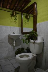 伊瓦拉Kawsay- Hospedaje y Alimentacion的一间带卫生间和水槽的浴室