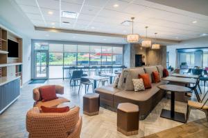 北小石城Home2 Suites By Hilton North Little Rock, Ar的客厅配有沙发、椅子和桌子
