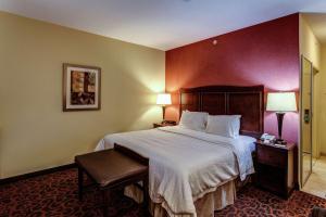 章克申城章克申城汉普顿酒店的酒店客房带一张大床,带白色床单