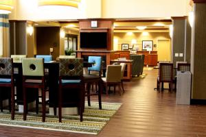 帕迪尤卡帕迪尤卡希尔顿恒庭旅馆&套房酒店的一间带桌椅和电视的用餐室