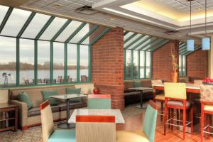 里奇兰里奇兰三城汉普顿酒店的餐厅设有大窗户和桌椅