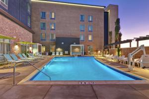 丘拉维斯塔Hampton Inn Chula Vista Eastlake的酒店前的游泳池