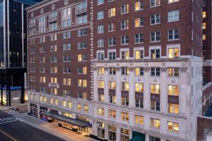 底特律DoubleTree Suites by Hilton Hotel Detroit Downtown - Fort Shelby的享有带窗户的大型砖砌建筑的景致。