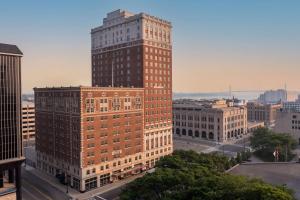 底特律DoubleTree Suites by Hilton Hotel Detroit Downtown - Fort Shelby的城市中心高楼