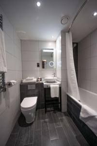坎特伯雷贝斯特韦斯特阿博特巴顿酒店的浴室配有卫生间、盥洗盆和浴缸。
