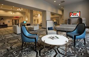 底特律DoubleTree Suites by Hilton Hotel Detroit Downtown - Fort Shelby的大堂设有椅子和等候室