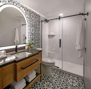 圣巴巴拉Hotel Virginia Santa Barbara, Tapestry Collection by Hilton的一间带水槽、卫生间和淋浴的浴室