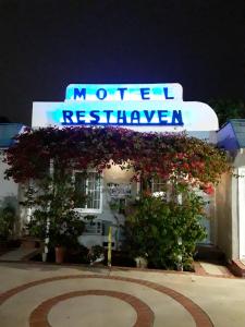 洛杉矶李斯特黑文汽车旅馆的建筑一侧有标志的酒店