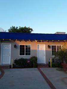 洛杉矶李斯特黑文汽车旅馆的蓝色屋顶的房子和车库
