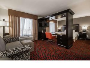 莱斯布里奇莱斯布里奇希尔顿恒庭酒店的酒店客房设有一间带一张床和一张书桌的卧室